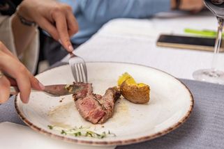 Večeři neodkládejte. Vědci doporučují nejvhodnější časové okno pro poslední jídlo - Novinky